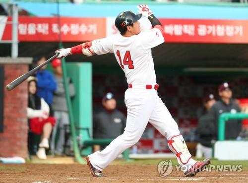 In this file photo from Oct. 2, 2018, Choi Jeong of the SK Wyverns watches his solo home run against the Nexen Heroes in the bottom of the seventh inning of Game 2 of the Korea Baseball Organization playoff series at SK Happy Dream Park in Incheon, 40 kilometers west of Seoul. (Yonhap)