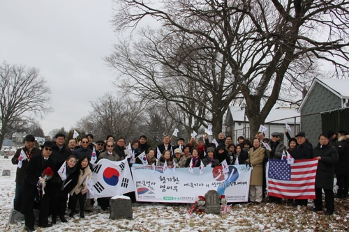 Korean residents in New York City attend a memorial event for Whang Ki-whan at his grave in the city to mark the centennial of the March 1, 1919, Korean Independence Movement. (Yonhap)