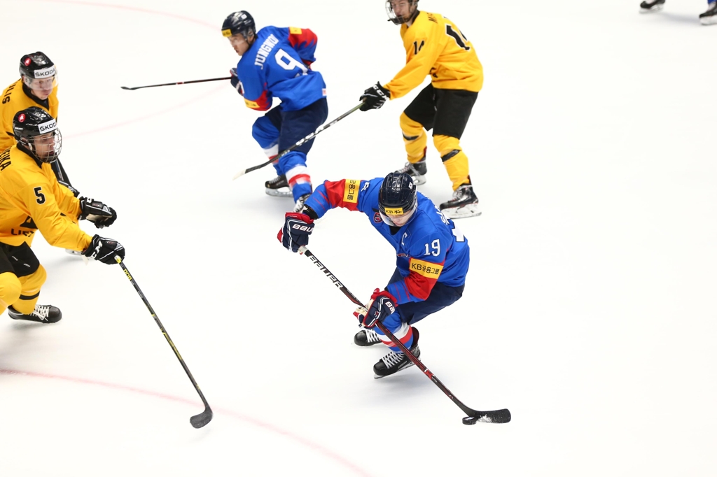 korea suffers 2nd straight loss at men"s hockey worlds