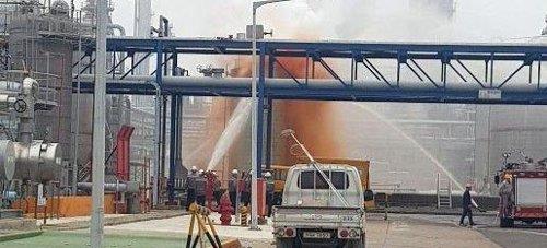 Oil mist leaks from a tank at a chemical factory in Seosan, central South Korea, on May 17, 2019, in this photo provided by the Korean Confederation of Trade Unions. (Yonhap)