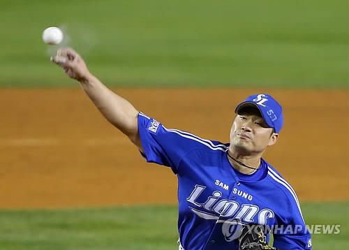 In this file photo from Oct. 29, 2013, Oh Seung-hwan of the Samsung Lions throws a pitch against the Doosan Bears in the bottom of the ninth inning of Game 5 of the Korean Series at Jamsil Stadium in Seoul. (Yonhap)
