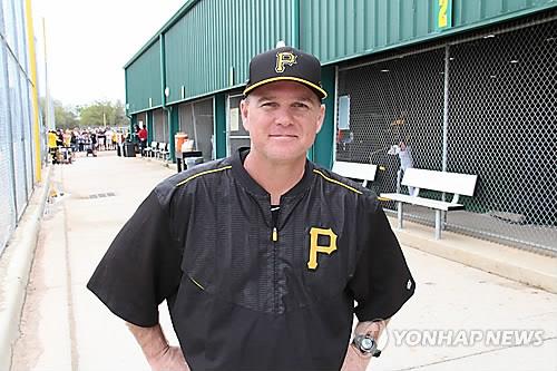 This file photo from Feb. 27, 2015, shows former Korea Baseball Organization player Larry Sutton, seen here working with the Pittsburgh Pirates' Triple-A team in Bradenton, Florida. (Yonhap)