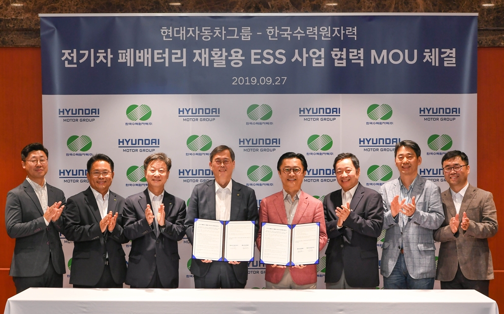 This photo taken on Sept. 27, 2019, shows Hyundai Motor President Chi Young-cho (4th from right) and KHNP President & CEO Chung Jae-hoon (4th from left) posing for photo after signing a memorandum of understanding for cooperation on an energy storage systems business at the carmaker's headquarters in Yangjae, southern Seoul. (PHOTO NOT FOR SALE) (Yonhap) 