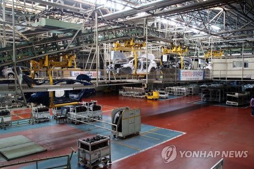 This undated file photo shows an assembly line of Hyundai Motor plant in Ulsan, 450 kilometers southeast of Seoul. (Yonhap)