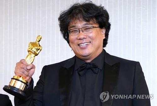 South Korean director Bong Joon-ho holds up an Oscar trophy at a press conference held at the London West Hollywood in Los Angeles on Feb. 9, 2020 (local time), after his black comedy film "Parasite" took four titles at the 92nd annual Academy Awards. (Yonhap)