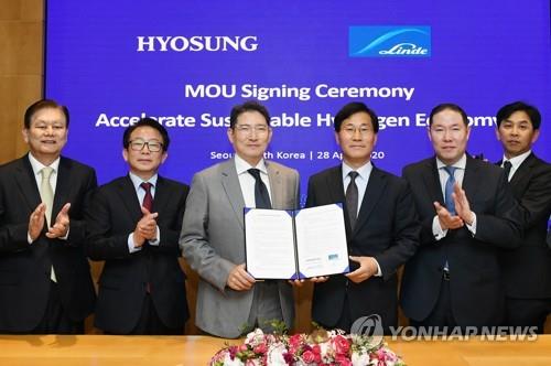 Hyosung Group Chairman Cho Hyun-joon (3rd from L) poses for a photo with Linde Korea Chairman Sung Baek-sung after signing a deal at the company's headquarter building in Seoul on April 28, 2020, to build the world's largest liquid hydrogen plant in South Korea. (Yonhap)