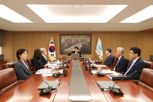 In the photo, provided by the Bank of Korea (BOK), BOK Gov. Lee Ju-yeol (C) and other members of the monetary policy board hold a rate-setting meeting on May 28, 2020, in which the seven-member board slashed the key rate by a quarter percentage point to send it to a record low of 0.50 percent. (PHOTO NOT FOR SALE) (Yonhap)