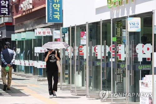 No lines of customers are seen in Seoul's famous drugstore district in Jongno on June 1, 2020, the first day South Korea lifted the designated day-only purchase rule in its protective public mask rationing. (Yonhap)