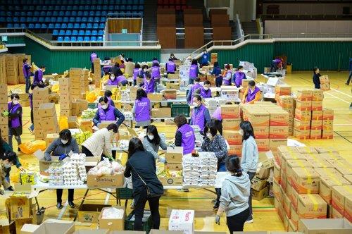 Volunteers sort aid packages made with donations for delivery to the city's underprivileged citizens, in this file photo provided by the Suncheon City Hall. (PHOTO NOT FOR SALE) (Yonhap)