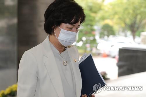 Justice Minister Choo Mi-ae enters the government headquarters complex in central Seoul on Oct. 13, 2020, to attend a Cabinet meeting. (Yonhap)