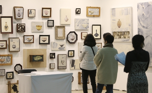 Visitors look at artworks on display at the 2020 Busan International Art Fair in the South Korean port city of Busan on Dec. 3, 2020. (Yonhap) 