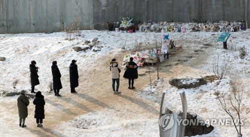 People visit the grave site where Jung-in was buried to mourn her death in Yangpyeong, south of Seoul, on Jan. 12, 2021. (Yonhap)