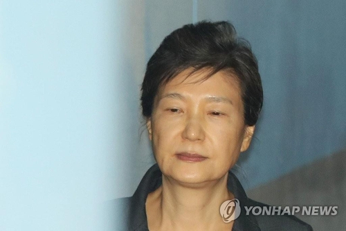 In this file photo, former President Park Geun-hye heads to the Seoul Central District Court to attend her trial in Seoul on Sept. 29, 2017. (Yonhap)