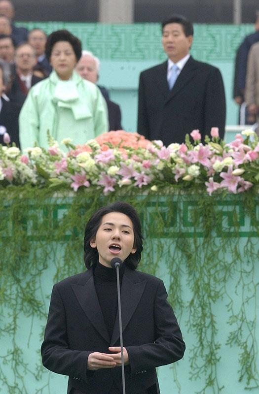 In this file photo provided by DGN COM shows Lim Hyung-joo sings at the inaugural ceremony of President Roh Moo-hyun on Feb. 25, 2003. (PHOTO NOT FOR SALE) (Yonhap)