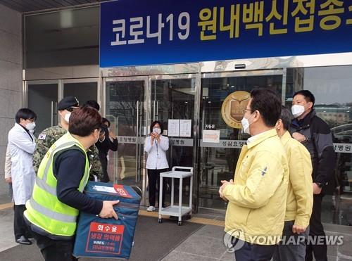 An official carrying a box containing doses of AstraZeneca's COVID-19 vaccine arrives at a nursing hospital in Daejeon, 164 kilometers south of Seoul, on Feb. 25, 2021, one day ahead of the start of the country's vaccinations. (Yonhap)