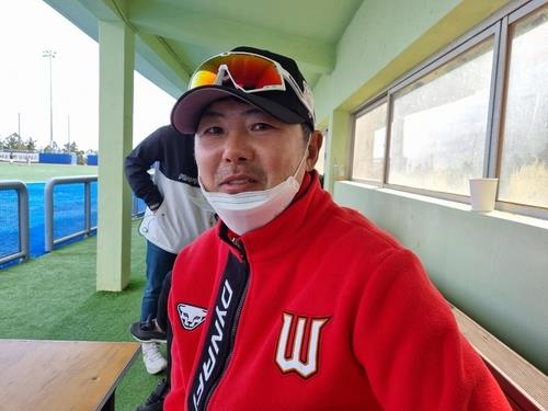 Kim Won-hyong, manager of the Korea Baseball Organization club owned by Shinsegae Group, poses for a photo after an interview with Yonhap News Agency at Kang Chang-hak Baseball Stadium in Seogwipo, Jeju Island, on March 4, 2021. (Yonhap)