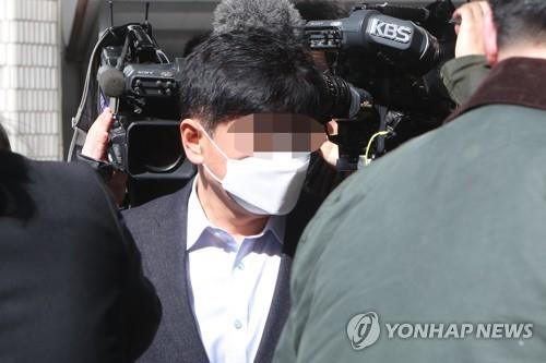A senior official of the Pocheon municipal government arrives at the Uijeongbu District Court to attend his arrest warrant hearing in Uijeongbu, Gyeonggi Province, on March 29, 2021. (Yonhap)