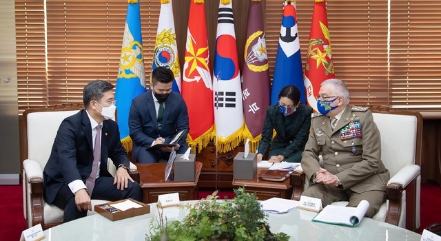 Defense Minister Suh Wook (L) and Gen. Claudio Graziano (R), chairman of the EU Military Committee, hold talks in Seoul on April 7, 2021, in this photo provided by the defense ministry. (PHOTO NOT FOR SALE) (Yonhap)
