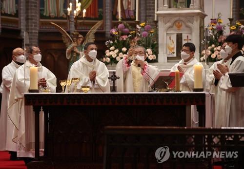 Cardinal Andrew Yeom Soo-jung (C), the incumbent Catholic archbishop of Seoul, presides over a Requiem Mass dedicated to late Cardinal Nicholas Cheong Jin-suk at Myeongdong Cathedral in Seoul on April 28, 2021. (Yonhap)