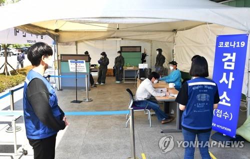 People get tested for COVID-19 at a makeshift clinic in Ulsan on May 3, 2021. (Yonhap)