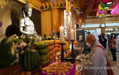 The Spiritual Patriarch of Yeongchuk Monastery takes part in an enshrinement ceremony of Buddha's statue gifted by India at Tongdo Temple, about 420 kilometers southeast of Seoul, on May 16, 2021, in this photo provided by the temple authority. (PHOTO NOT FOR SALE) (Yonhap)