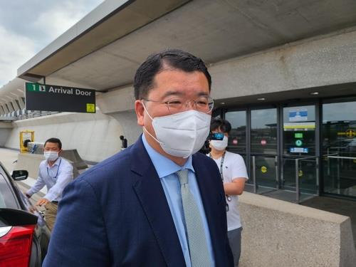South Korea First Vice Foreign Minister Choi Jong-kun arrives at the Dulles International Airport on June 8, 2021, on a visit for talks with Deputy Secretary of State Wendy Sherman. (Yonhap)