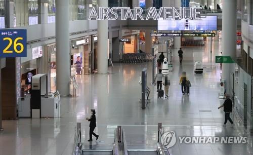 This file photo taken Oct. 5, 2020, shows a nearly empty duty-free zone in Terminal 1 of Incheon International Airport, west of Seoul. (Yonhap)