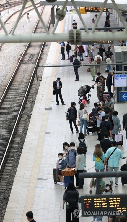 Passengers wait for trains at Seoul Station in central Seoul on Sept. 17, 2021. (Yonhap)
