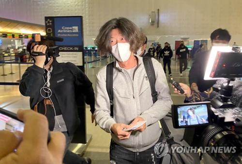 Attorney Nam Wook, a key figure in a sprawling land development scandal in Seongnam, Gyeonggi Province, speaks with reporters at a Los Angeles airport on Oct. 17, 2021, before departing for South Korea for a prosecution probe on his suspected role in lobbying influential figures over the course of pushing for the project. (Yonhap) 