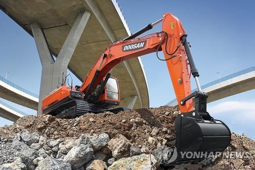 This photo, provided by Hyundai Doosan Infracore Co. on Oct. 6, 2021, shows a 34-ton excavator manufactured by the company. (PHOTO NOT FOR SALE) (Yonhap)