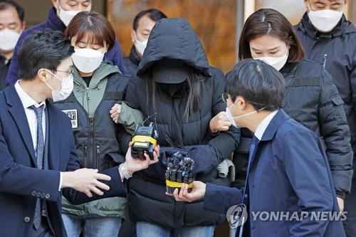 This Nov. 11, 2020, file photo shows the adoptive mother of a 16-month-old girl leaving the Seoul Southern District Court after attending a hearing on an arrest warrant over the girl's death. (Yonhap)
