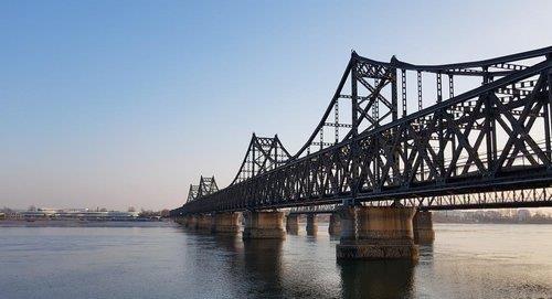 This file photo shows a bridge over the Amnok River connecting Sinuiju in North Korea to the Chinese port city of Dandong. (Yonhap)