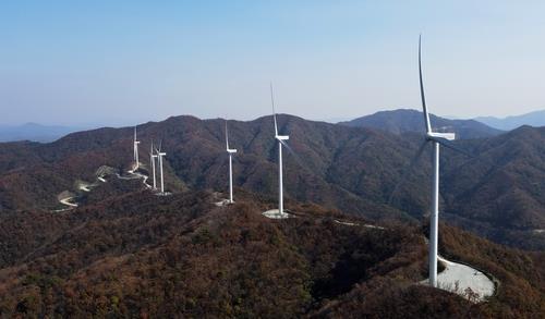 A wind farm built by Doosan Heavy Industries & Construction Co. in Jangheung, about 400 kilometers south of Seoul, is seen in this file photo provided by the power plant builder on Nov. 4, 2021. (PHOTO NOT FOR SALE) (Yonhap)