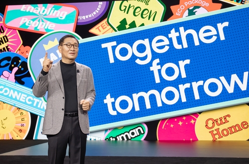 Han Jong-hee, Samsung Electronics Co.'s vice chairman and the head of the Device eXperience (DX) division, delivers a preshow keynote speech at Venetian Palazzo on Jan. 4, 2022, in this photo provided by the company. (PHOTO NOT FOR SALE) (Yonhap)
