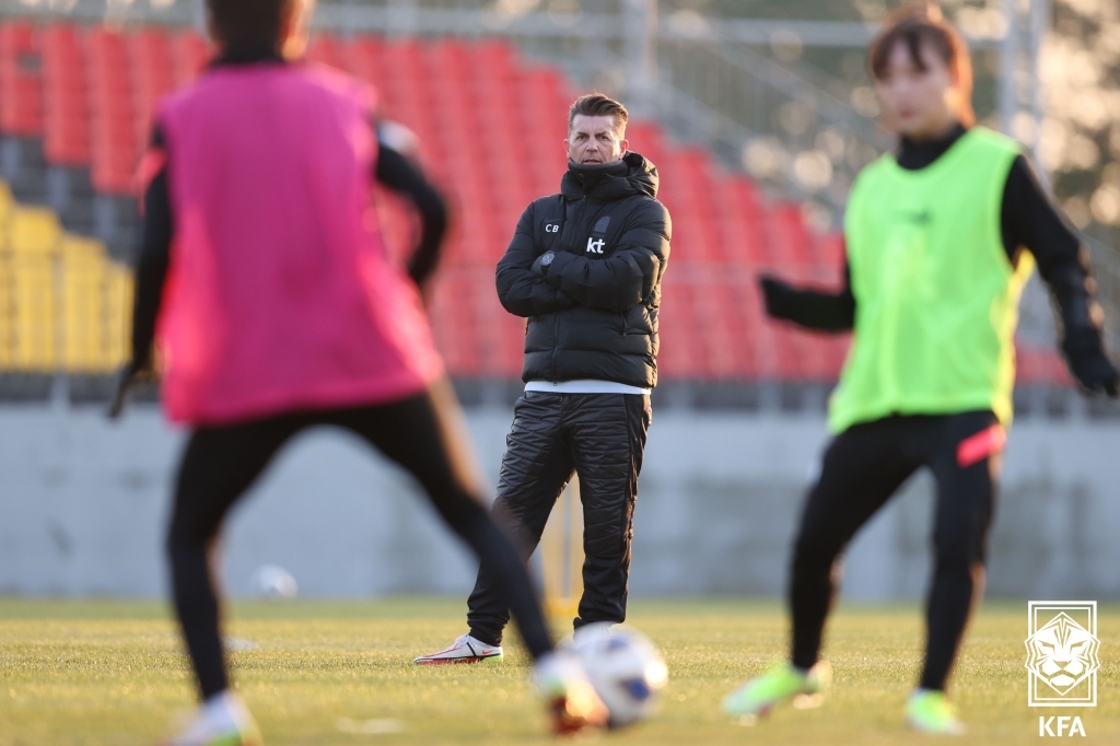 In this file photo provided by the Korea Football Association on Jan. 3, 2022, Colin Bell (C), head coach of the South Korean women's national football team, watches his team during a training session at Namhae Sports Park in Namhae, about 500 kilometers south of Seoul. (PHOTO NOT FOR SALE) (Yonhap)