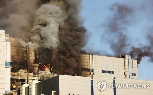 A battery materials factory in the central city of Cheongju caught fire on Jan. 21, 2022. One worker died and three were injured in the blaze. (Yonhap) 