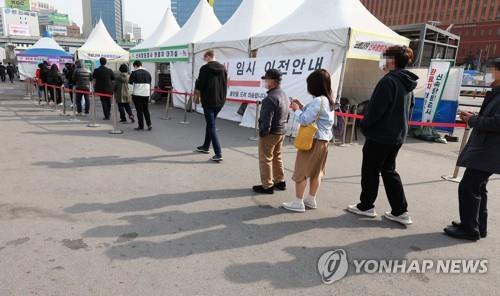 People line up to get tested for COVID-19 at a makeshift clinic on April 5, 2022. (Yonhap) 