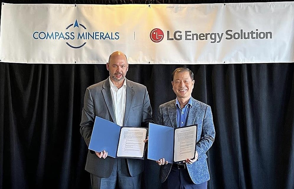 Kim Dong-soo (R), senior vice president at LG Energy Solution, poses for a photo with Chris Yandell, senior vice president and head of lithium at Compass Minerals, during a signing event for their supply deal in the United States on June 28, 2022, in this photo provided by LGES two days later. (PHOTO NOT FOR SALE) (Yonhap) 