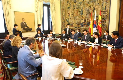 This photo, provided National Assembly Speaker Kim Jin-pyo's office on Sept. 13, 2022, shows the South Korean parliamentary delegation led by the speaker and Meritxell Batet Lamana, president of the Spanish Congress of Deputies, and Spanish officials holding a meeting in Madrid. (PHOTO NOT FOR SALE) (Yonhap)