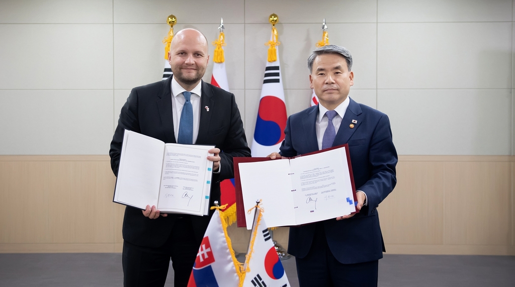 Defense Minister Lee Jong-sup (R) and his Slovakian counterpart, Jaroslav Nad, pose for a photo after signing a memorandum of understanding on bilateral defense cooperation at the defense ministry in Seoul on Sept. 21, 2022, in this photo released by the ministry. (PHOTO NOT FOR SALE) (Yonhap)