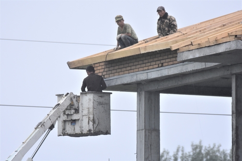 This undated file photo, provided by Kang Dong-wan, professor at Dong-A University, and carried in his book, shows North Korean workers at a construction site in Russia. (PHOTO NOT FOR SALE) (Yonhap)