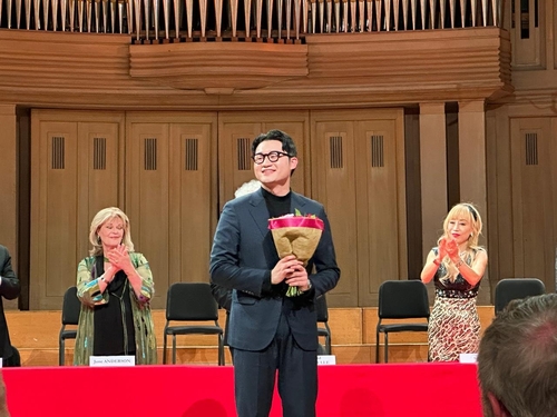 S. Korean baritone Kim Tae-han (C) wins the Queen Elisabeth Competition for voice during an awards ceremony held in Brussels, Belgium, on June 4, 2023, in this image captured from the livestreamed video. (PHOTO NOT FOR SALE) (Yonhap)