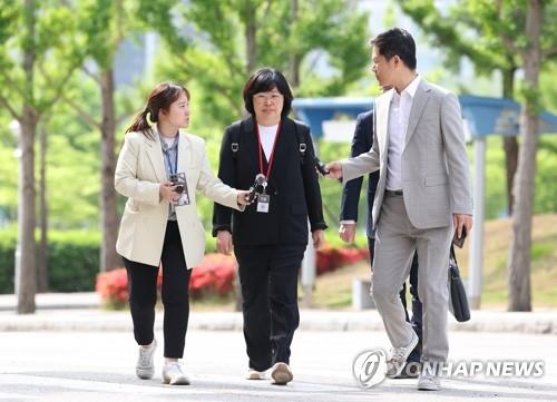 Yoo Jae-eun (C), a legal affairs official at the defense ministry, appears at the Corruption Investigation Office for High-ranking Officials in Gwacheon, south of Seoul, to face questioning on April 29, 2024. (Yonhap)