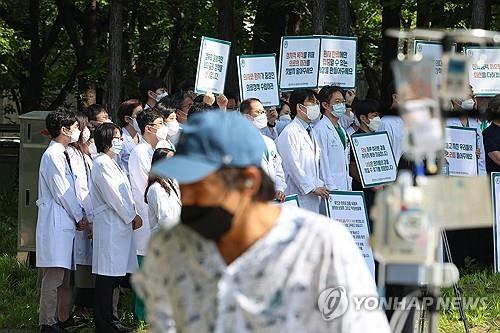 Gov't expects no major disruptions in medical services despite weekly breaks by med professors