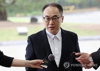 Top prosecutor pledges 'speedy, strict' probe into first lady's luxury bag allegations