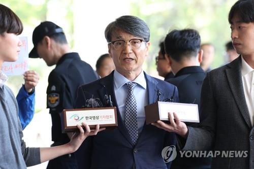 Korean American pastor Choi Jae-young answers questions from reporters at the Seoul Central District Prosecutors Office on May 13, 2024. (Yonhap)