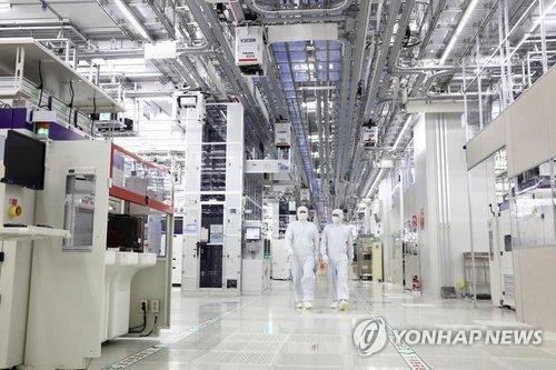 This file photo provided by Samsung Electronics Co. on September 7, 2022, shows its production line in the city of Pyeongtaek, about 60 kilometers south of Seoul. (PHOTO NOT FOR SALE) (Yonhap)