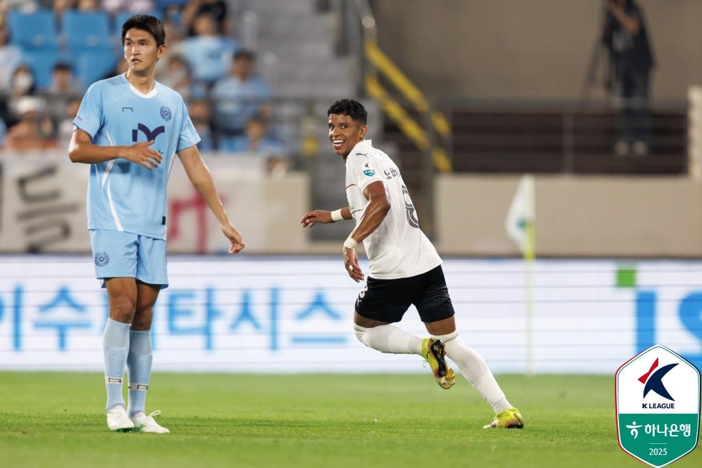 Oberdan of Pohang Steelers (R) celebrates after scoring against Daegu FC during the clubs' K League 1 match at Daegu iM Bank Park in Daegu, some 235 kilometers southeast of Seoul, on June 17, 2025, in this file photo provided by the Korea Professional Football League. (PHOTO NOT FOR SALE) (Yonhap)