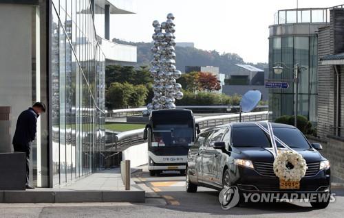 Le corbillard transportant le cercueil du défunt président du groupe Samsung, Lee Kun-hee, passe devant le musée Leeum à Séoul, le mercredi 28 octobre 2020. 