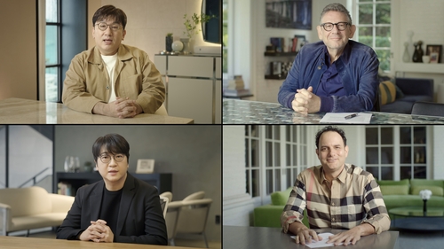 Ces captures d'écran fournies par Big Hit Entertainment et Universal Music Group le 18 février 2021 montrent le président et PDG de Big Hit, Bang Si-kyuk, le président et PDG d'Universal Music Group, Sir Lucian Grainge, le président et PDG d'Interscope Geffen A&M, John Janick, et Lenzo Yoon, PDG de Big Hit en charge des affaires internationales. (Revente et archivage interdits)